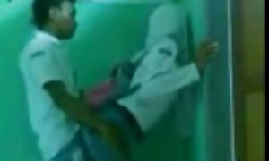 شلخته با گربه اش بازی عکس های سکس مرد و زن می کند