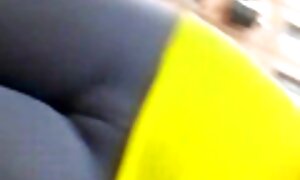 آنجلینا باریک و با فیلم سکس مرد با زن انگشت کج روی شانه روی مبل